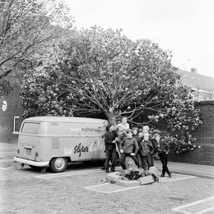 128815 Afbeelding van een groepje poserende kinderen bij een tijdens een storm op een bestelauto gevallen boom in de ...